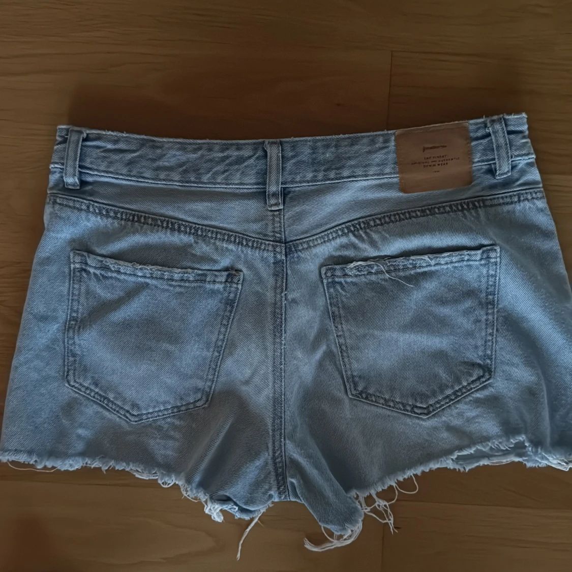 Ljusblå jeansshorts med fransig kant - 1