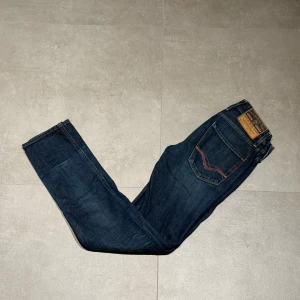 Replay w29 - Säljer ett par replay ambass i w29|😄|Midjemåttet är 37 och längden 103|🍀|Skriv gärna vid fundering😁