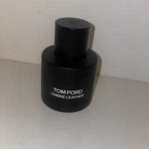 Tom Ford Ombré Leather parfym - 50ml. Ungefär lite mer än hälften är kvar av parfymen 