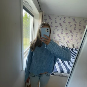 Ljusblå stickad tröja Gina Tricot - Supermysig ljusblå stickad tröja från Gina Tricot i storlek S. Tröjan har en croppad passform, breda ribbade muddar och långa ärmar. Perfekt för att få en chill och snygg look. Materialet är mjukt och fluffigt, och färgen är riktigt fräsch. Använt endast fåtalgånger💗