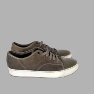 Lanvin - Ett par snygga lanvins som är i ett underbart skick (9,5/10). Dem är färgade bruna med en repfri glansig plattform på framsidan av skon.              Bara höra av sig vid frågor eller funderingar