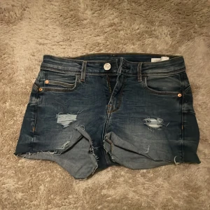 Lågmidjade blå jeansshorts &Denim - Snygga lågmidjade jeansshorts från &Denim som är mörkblå. 