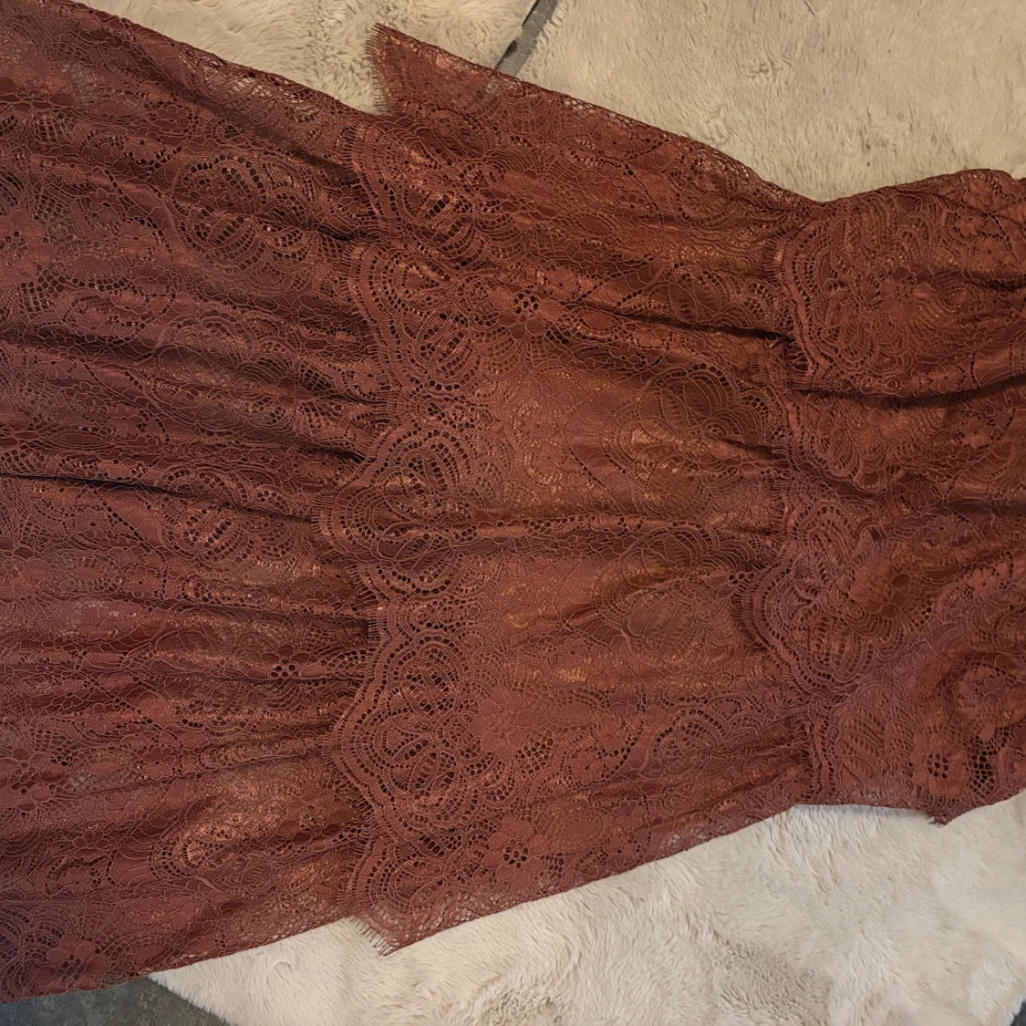 Brun spetsklänning från H&M