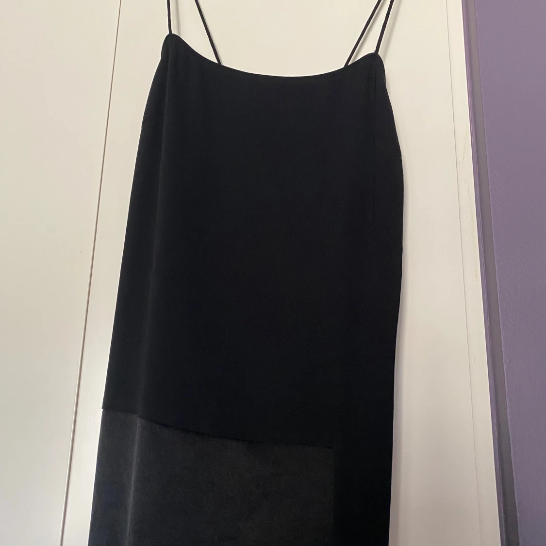 Svart Filippa K långklänning med tunna axelband  - 1