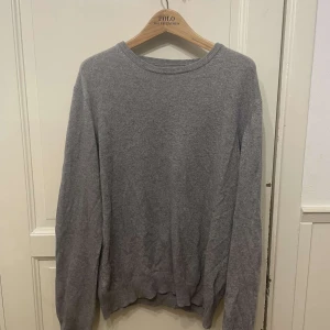 100%  kashmire tröja  - Mysig grå stickad tröja i kashmir med rund halsringning och långa ärmar. Perfekt för lager-på-lager och chill dagar. Enkel och stilren design som funkar till det mesta.