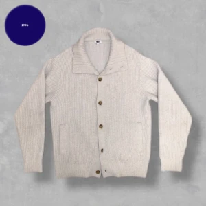 Stickad Cardigan Uniqlo - Säljer nu denna grymt snygga cardigan från Uniqlo! Den är i ett superbra skick och i lammull. | Storlek M . | Skriv vid funderingar!