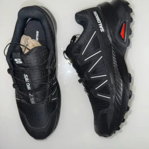  Salomon skor - Svarta Salomon trail sneakers storlek 44