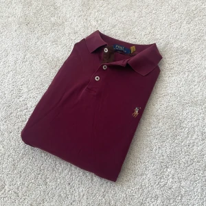 Vinröd långärmad pikétröja Polo Ralph Lauren - Ralph lauren långärmad piké | Skick – 8/10 | Size – L | Hör av dig vid minsta fråga eller fundering!! Tröjan har ett hål i armhålan, Kolla sista bild! Och ett hål på baksidan av tröjan!
