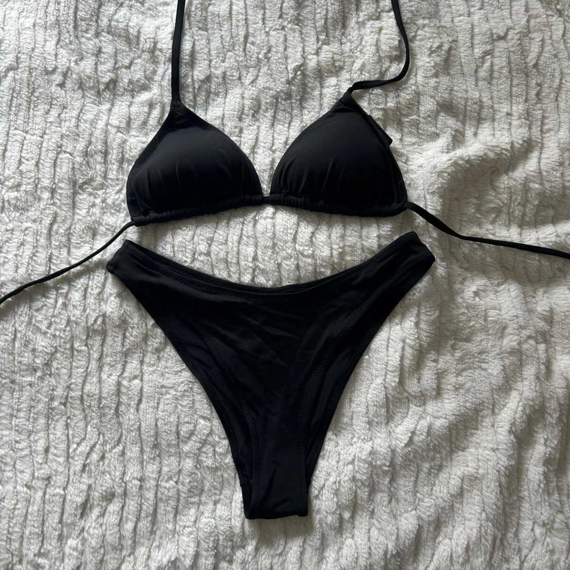 Svart bikini från H&M med knyt