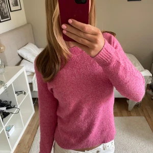 Rosa stickad tröja från Vero Moda - Superfin rosa stickad tröja från Vero Moda i storlek XS. Tröjan har börjat bli lite nopprig, men väldigt lite!!❤️