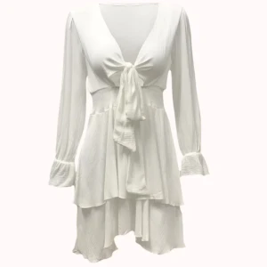 design by amor klänning  - Supersöt vit kortklänning med omlott och knyt framtill. Använd en gång så inprincip ny