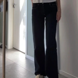 Mörkblå jeans - Snygga mörkblå jeans med bootcut passform och vita . Skulle säga medel till låg midja och raka ben som blir vidare nertill. Super snygga men har flera som är liknande💕 i storlek 38 men skulle säga mer som 36 eller liten 38