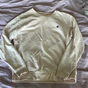 Ljus rosa sweatshirt från Bondelid - Tröjan har en del små ljusa fläckar på magen och bröst, går möjligen att tvätta bort. Tröjan är ljusrosa men ser gul ut på bilden tyvärr💕