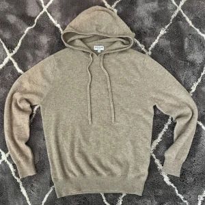 Beige kashmirhoodie från ROVOIR - Ordinarie pris är 1000 och de är slutsålda på deras hemsida. Supermjuk beige hoodie från ROVOIR i lyxig kashmir. Klassisk modell med huva och snörning, ribbade muddar och lång ärm. Perfekt för dig som gillar en clean och chill stil med premiumkänsla.