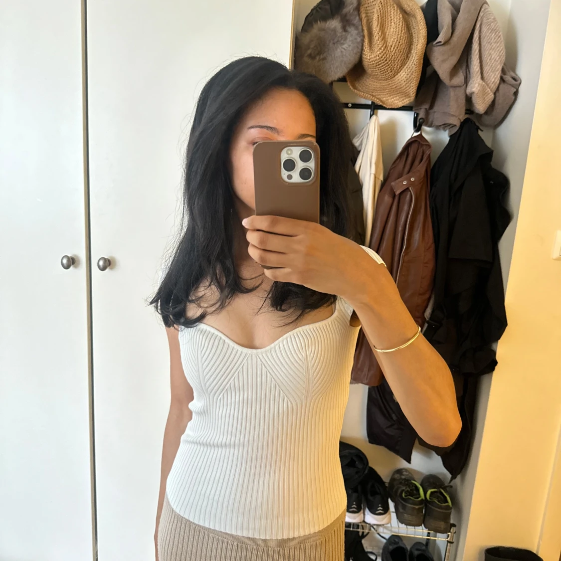 Vit ribbad topp med sweetheart-ringning <3