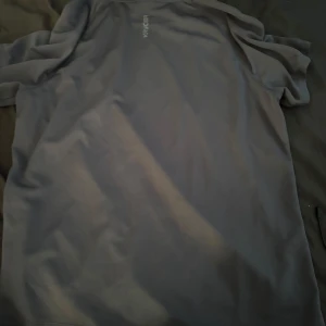 Säljer en T-shirt från jula/kayoba - Säljer en T-shirt från kayoba/jula. Vill ej ha den längre. Storlek L