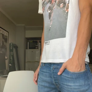 Blå Replay jeans straight fit - Säljer ett par klassiska blå jeans från Replay med snygga detaljer som broderad bakficka och Replay-logga vid myntfickan. Jeansen har en rak passform och är tillverkade i mjukt denimtyg som sitter skönt hela dagen.