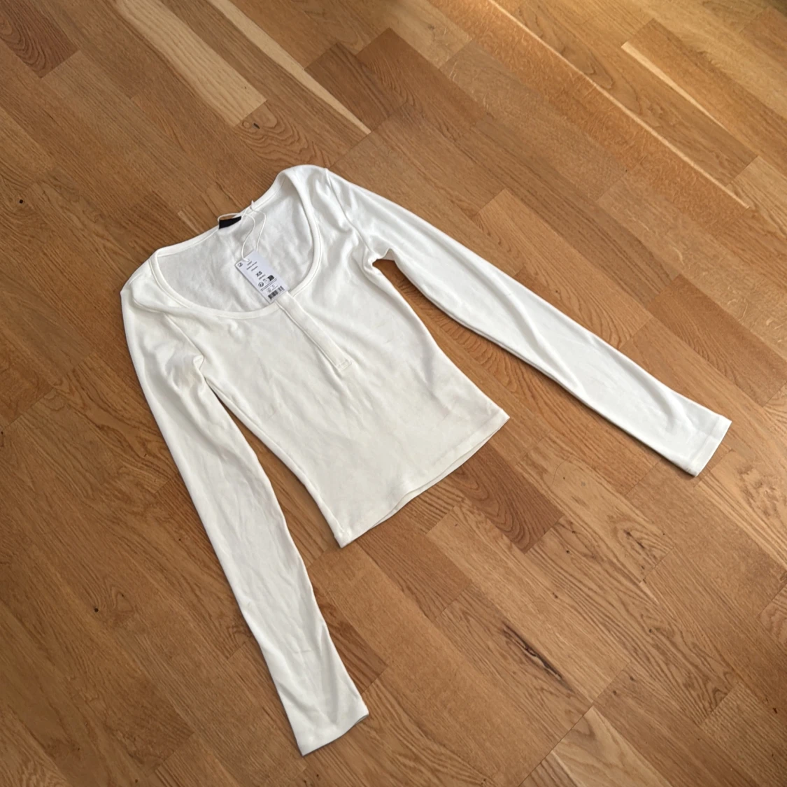 Vit långärmad topp från Gina Tricot