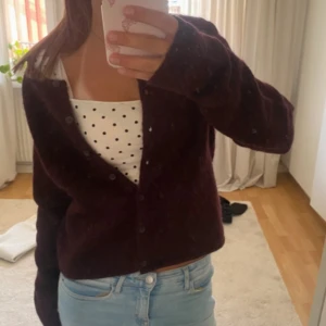 Vinröd kofta - Strl s, från Gina tricot, säljs inte längre 💕