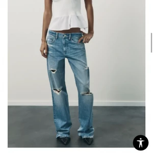 Blå slitna straight jeans söker - Söker!! ST 38 från zara 