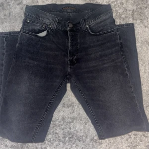 Svarta Nudie Jeans 29/30 - Säljer ett par svarta jeans från Nudie Jeans i storlek 29/30. Modellen är grim tim
