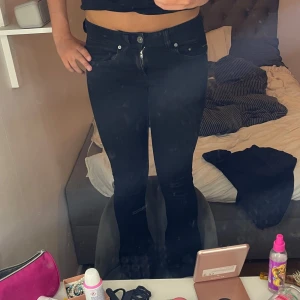 Svarta jeans  - Svarta lågmidjade bootcut jeans från G-star. Sparsamt använda och super fina. Säljer då de inte kommer till användning längre. Storlek 27/32. Skriv vid intresse 💞