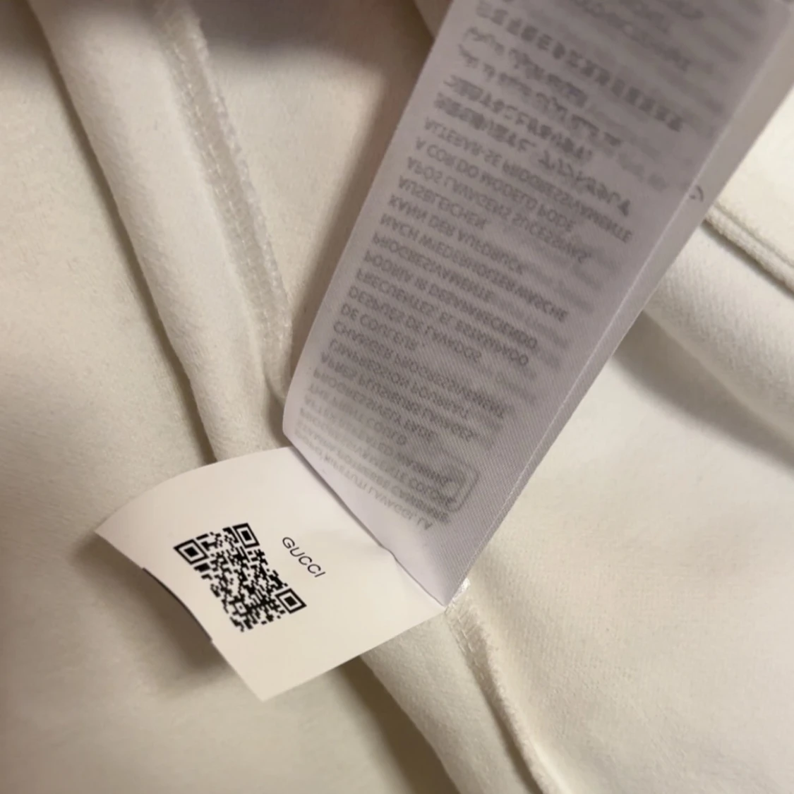 Vit kortärmad skjorta och shorts från Gucci - 4