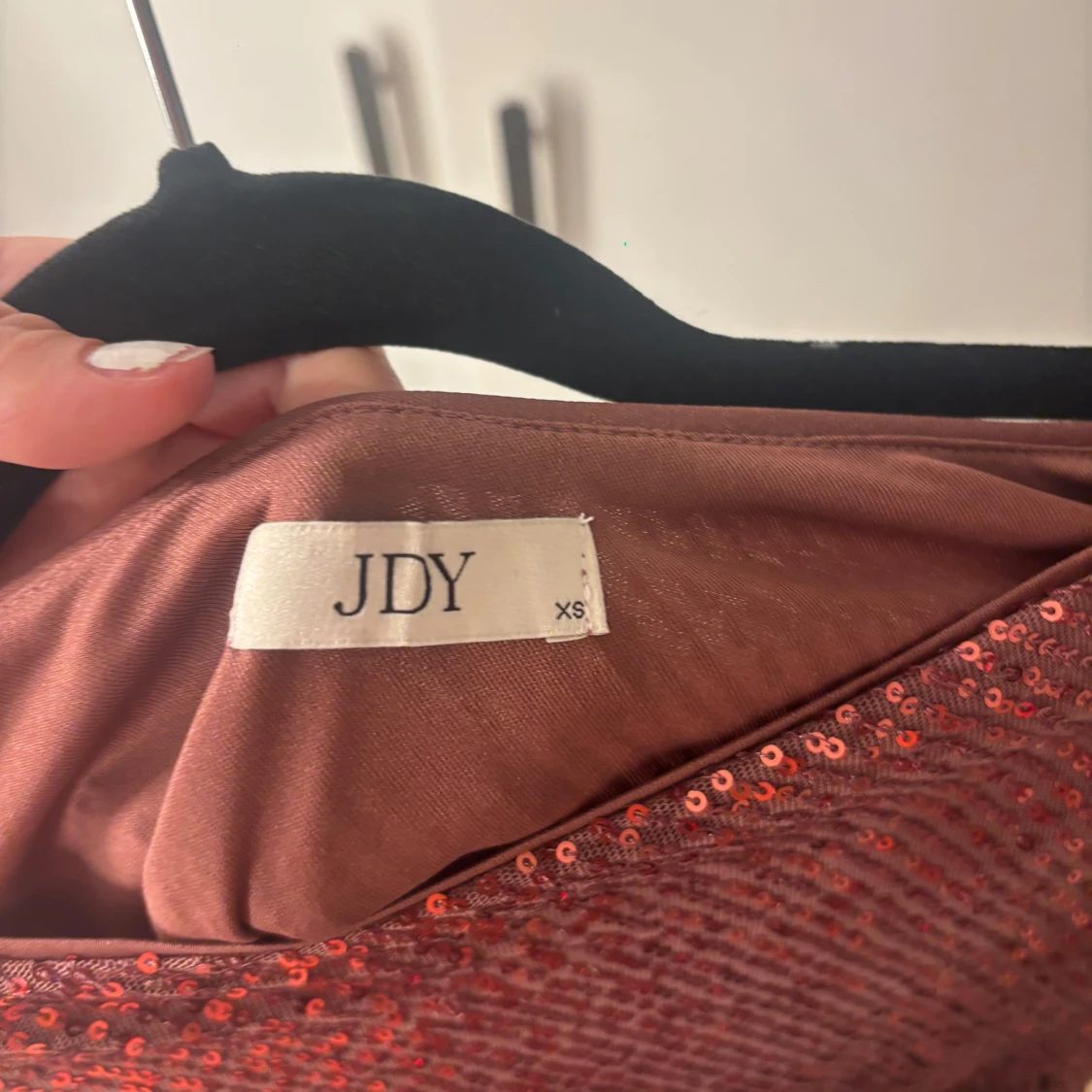 Glittrig röd oneshoulder topp JDY XS - 1