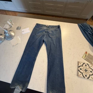 Blå raka jeans från HOPE / modell rush - Klassiska blå jeans från HOPE med raka ben och normal passform. Modellen heter rush och är från början mörkblåa. Dessa byxor har kommit till mycket användning, detta kan man se med alla slitmärken i både skrev och bakre ficka. Alla lagningar har skett hos Hope själva. Betalde 2200 gör dessa och begär 500 kr. Storlek 33 i midja, ingen längdstorlek