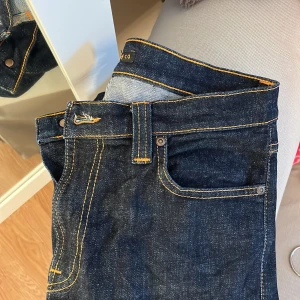 Mörkblå jeans - Ett par projekt jeans som jag tänk att göra low waist men inte orkat. W32