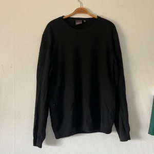 Oscar Jacobson Roundneck - Säljer en kofta från Oscar Jacobson. Gjord på kashmir och ull. Väldigt varm och skön som passar perfekt nu när det börjar bli lite kallare. Syns att den är använd ett par gånger. Ordinarie pris 1499kr vårat pris 999kr. Priset är ej skrivet i sten.