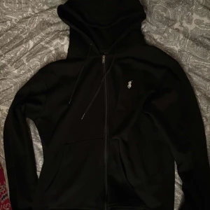 Fin tröja helt ny - Hej säljer min tröja aldrig använd den d ny och inga problem med den