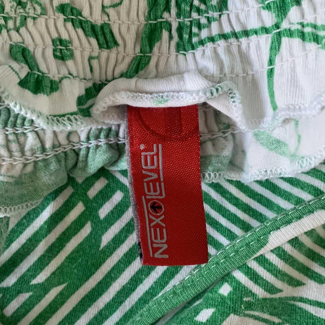 Grönvit blommig topp från Next Level - 3