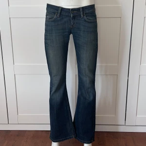 Lowwaist bootcut jeans  - Midjemått: 78, Innerbenslängd: 77, Grenmått: 17,5 💕 Säljer massvis med fler lågmidjade bootcut jeans och lågmidjade jeansshorts! Så kika in min profil💘(storlekslappen saknas, men skulle säga xs/s)