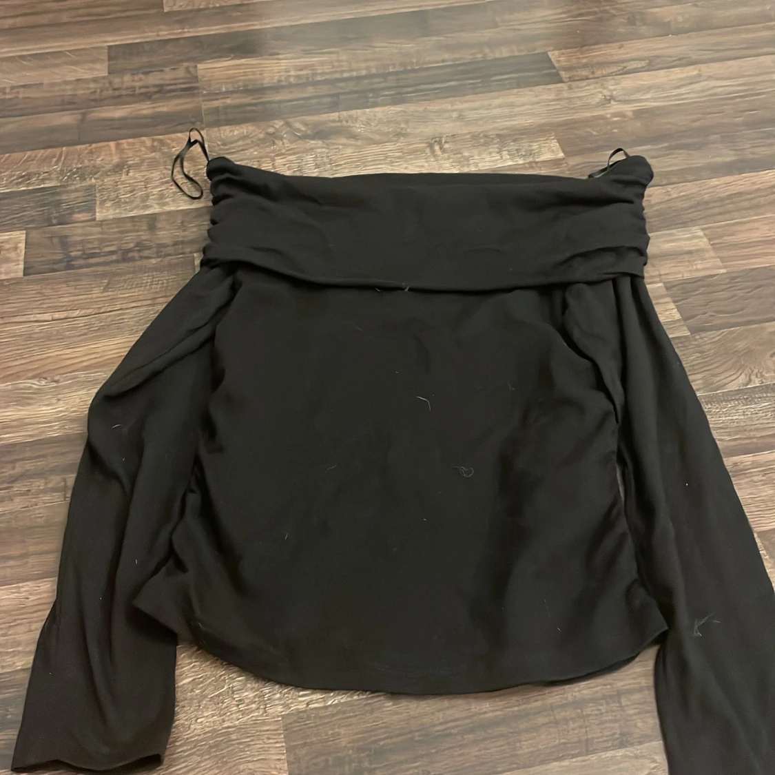 Svart offshoulder topp Gina Tricot