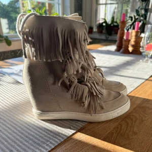 Kilklack skor med fransar  - Såå snygga beiga skor med kilklack. Använda en gång så de är i super fint skick💕🥰 de är inte osköna att ha på sig 