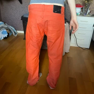 Orange jeans - Jättecoola orangea jeans som tyvärr är för stora för mig. I bild 3 & 4 håller jag upp dem  för att sitta bättre och visa hur de skulle se ut på nån de passade <3 Om nån vill ha specifika mått är det bara att fråga så mäter jag! De är lite fläckiga på märket där bak (bild 5)
