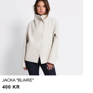 Beige kappa från lager 157, jag säljer den oanvänd för 200kr💕 - Jag säljer min lager 157 jacka, den är oandvänd med prislapp kvar💕säljer för 220kr eftersom den är lite för liten