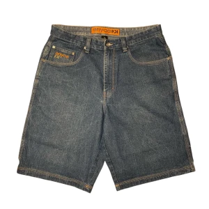 Enyce Jorts - Enyce jorts i storlek W34. Mått: ytterbenslängd - 60 cm, midjemått - 45 cm, benöppning - 32 cm. Skriv för fler bilder och frågor!