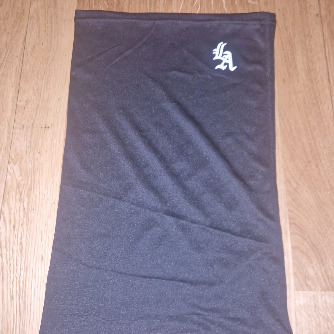 Svart LA halsduk i polyester