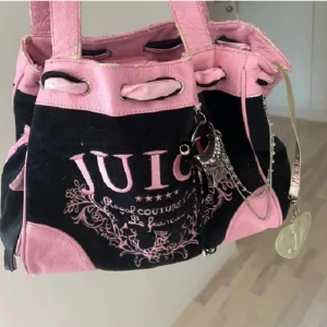 Juicy couture väska - Säljer nu min sjukt snygga juicy couture dreamer bag som jag köpt här på Plick men aldrig använd av mig 💕 så i bra skick! Skicka gärna prisförslag så kan vi diskutera priset 