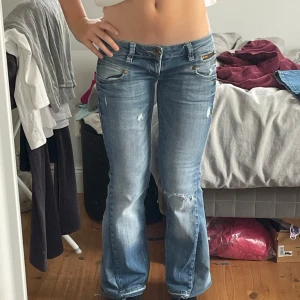 Lågmidjade bootcut jeans - Säljer dessa väldigt lågmidjade jeans som är utsydda till bootcut. Midjemått 37 cm tvärs över midjan och innerbenslängd 73 cm. Kontakta mig privat vid frågor eller liknande 💕 Kolla även min profil för andra liknande jeans