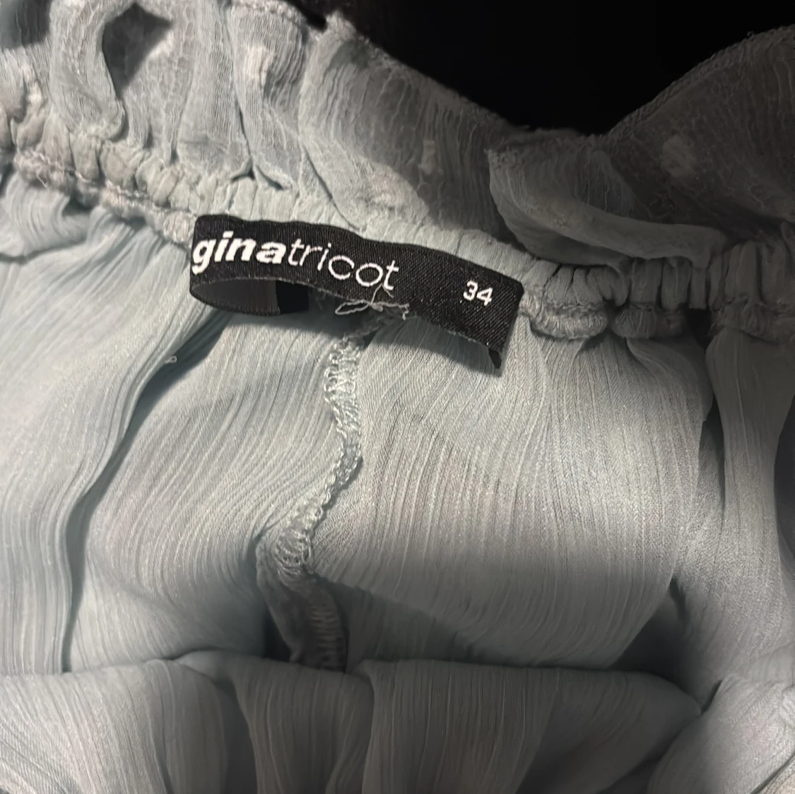 Ljusgrön offshoulder blus med volang - 2