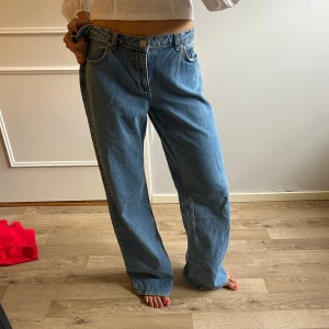 Lågmidjade jeans från NAKD - Helt nya jeans från NAKD i modellen Low Waist Jeans i färgen Blue. Storlek 38. 