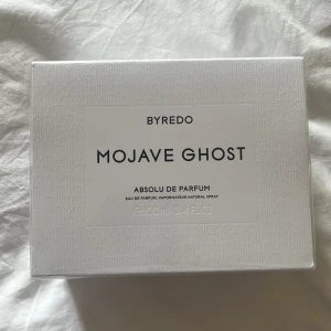 Byredo Mojave Ghost Absolu de Parfum -  parfym från Byredo, Mojave Ghost Absolu de Parfum i en stilren vit kartong helt ny med plast . Flaskan rymmer 100 ml 