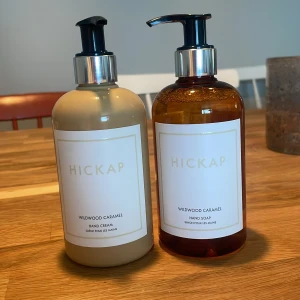 Hickap Wildwood Caramel handkräm & tvål - Set med Hickap Wildwood Caramel handkräm och handtvål. 300 ml. Nyskick, aldrig använd. Perfekt som present eller till egen användning.