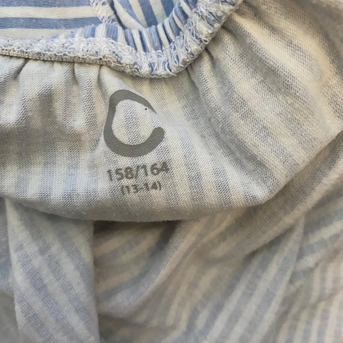 Blåvit offshoulder randig topp - 1