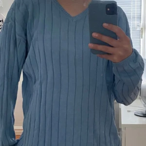 Ljusblå stickad tröja Selected XL - Snygg ljusblå stickad tröja från Selected i storlek XL. 