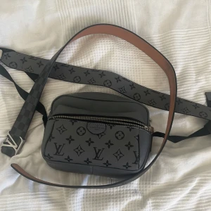 Axelväska och bälte  - Säljer en Axelväska och ett bälte för endast 650kr. Väskan är one size och bältet är 115. Bältet finns ute för 200kr och väskan finns ute för 450kr