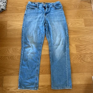 Jack & Jones Relaxed Chris jeans ljusblå - Ljusblå jeans från Jack & Jones, modell Relaxed Chris. Klassisk femficksdesign med raka ben och avslappnad passform. Jeansen har en snygg tvättad look och är tillverkade i bomull. Perfekta för en chill och avslappnad stil.